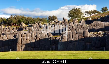 Blick auf Sacsayhuaman, Inka Ruinen in Cusco oder Cuzco Stadt, Peru Stockfoto