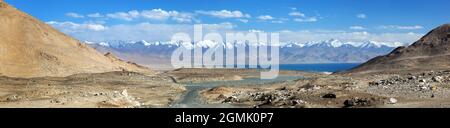 Pamir Autobahn oder pamirskij trakt in der Nähe von Karakul Dorf und See. Karakul See. Landschaft um Pamir Autobahn M41 internationale Straße, Pamir Berge i Stockfoto