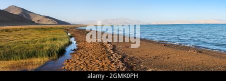 Pamir Autobahn oder pamirskij trakt in der Nähe von Karakul Dorf und See. Karakul See. Landschaft um Pamir Autobahn M41 internationale Straße, Pamir Berge i Stockfoto
