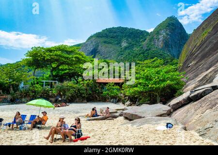 Touristen genießen den Strand von Itacoatiara in Niteroi, Rio de Janeiro, Brasilien. Mit einer wunderschönen Landschaft ist dieser Strand berühmt für das ideale CO Stockfoto