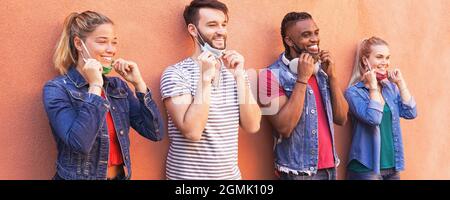 Multirassische Millennial Freunde lächeln mit Gesichtsmaske - Studenten auf Reiseurlaub Stockfoto