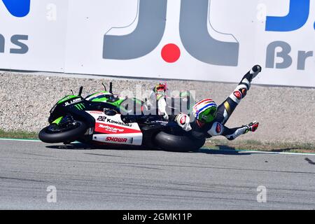 Circuit de Barcelona-Catalunya, Barcelona, Spanien, 19. September 2021, Unfall zwischen Alex Lowes (22) und Lachlan Epis (83) während DES HYUNDAI N CATALUNYA-RUNDGANGS FIM Superbike World Championship 2021 - Race2 - World Superbike - SBK Stockfoto