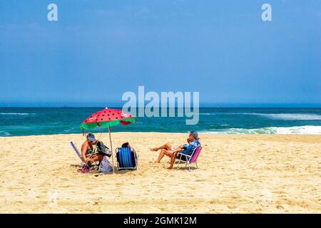 Touristen genießen den Strand von Itacoatiara in Niteroi, Rio de Janeiro, Brasilien. Mit einer wunderschönen Landschaft ist dieser Strand berühmt für das ideale CO Stockfoto