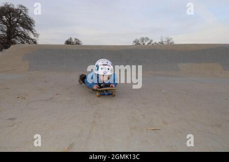 Kleine Skateboarder im Skatepark Stockfoto