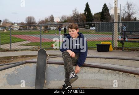 Kleine Skateboarder im Skatepark Stockfoto