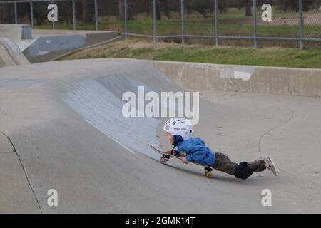 Kleine Skateboarder im Skatepark Stockfoto