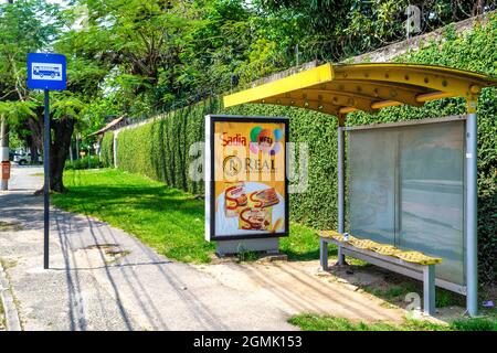 Bushaltestelle im Stadtteil Itacoatiara Beach in Niteroi, Rio de Janeiro, Brasilien. Stockfoto