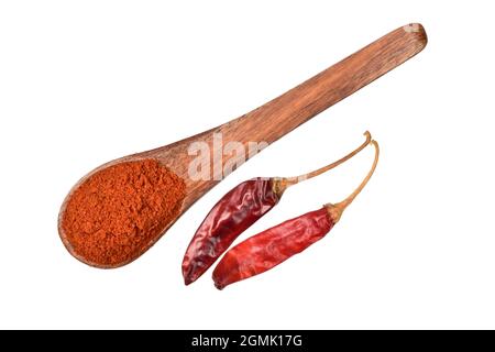 Rotes Chilipuder in Holzlöffel mit ganzen getrockneten Chilis isoliert auf weißem Hintergrund mit Schnittpfad Stockfoto