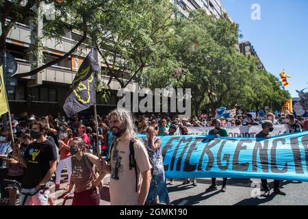 Barcelona, Spanien. September 2021. Während der Demonstration marschieren Demonstranten durch die Straßen und halten ein Banner in der Hand.verschiedene Plattformen und Umweltorganisationen demonstrierten in Barcelona gegen die Erweiterung des Flughafens Josep Tarradellas Barcelona-El Prat, das Projekt würde das Llobregat-Delta, ein Schutzgebiet, betreffen. Derzeit wurde das Projekt von der spanischen Regierung geparkt, da die Generalitat von Katalonien keine Unterstützung erhalten hat. Kredit: SOPA Images Limited/Alamy Live Nachrichten Stockfoto