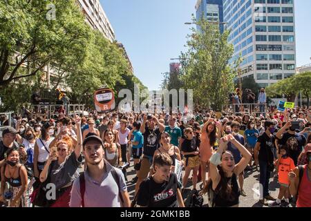 Barcelona, Spanien. September 2021. Verschiedene Plattformen und Umweltorganisationen demonstrierten in Barcelona gegen die Erweiterung des Flughafens Josep Tarradellas Barcelona-El Prat, das Projekt würde das Llobregat-Delta, ein geschütztes Gebiet, betreffen. Derzeit wurde das Projekt von der spanischen Regierung geparkt, da die Generalitat von Katalonien keine Unterstützung erhalten hat. Kredit: SOPA Images Limited/Alamy Live Nachrichten Stockfoto