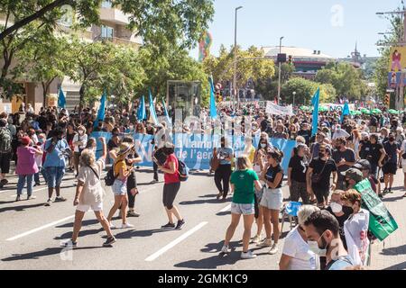 Barcelona, Spanien. September 2021. Verschiedene Plattformen und Umweltorganisationen demonstrierten in Barcelona gegen die Erweiterung des Flughafens Josep Tarradellas Barcelona-El Prat, das Projekt würde das Llobregat-Delta, ein geschütztes Gebiet, betreffen. Derzeit wurde das Projekt von der spanischen Regierung geparkt, da die Generalitat von Katalonien keine Unterstützung erhalten hat. Kredit: SOPA Images Limited/Alamy Live Nachrichten Stockfoto