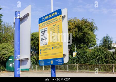 Money & Finance - Car Park Tariff Charges Sign, Wickford, Essex, Großbritannien Stockfoto