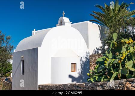 Kleine weiße griechische Kirche in Chora, Folegandros, Griechenland Stockfoto