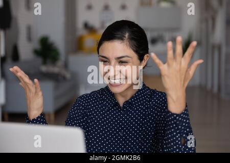 Nahaufnahme überglücklich indische Geschäftsfrau Blick auf Laptop-Bildschirm Stockfoto
