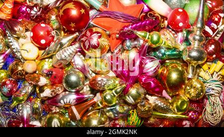 Hintergrund in Form einer Reihe von altmodischen Weihnachtsbaum Spielzeug des letzten Jahrhunderts. Stockfoto