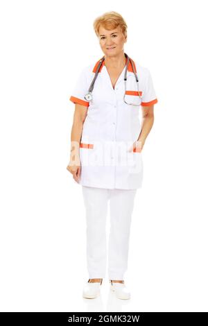 Eine freundliche polnische ältere Krankenschwester in Uniform Stockfoto