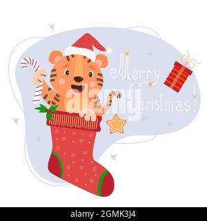Ein süßer Tiger-Junge-Weihnachtsmann mit Lebkuchen und gestreiftem Karamell sitzt in einer Weihnachtssocke auf dem Hintergrund mit dem Text Frohe Weihnachten. Vektor Stock Vektor