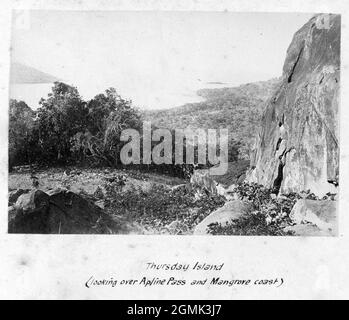 Landschaft von Thursday Island mit Blick auf den Apline Pass und die Mangrovenküste während der G.S.A. (Geographic Society of Australasia) Neuguinea Exploring Expedition 1885. Stockfoto