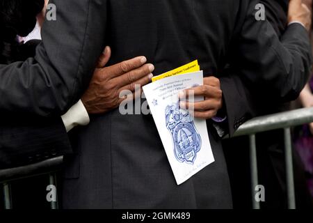 Präsident Barack Obama begrüßt die Menschen in der Audienz beim National Peace Officers Memorial Service, einer jährlichen Zeremonie zu Ehren der Strafverfolgungsbehörden, die im Dienst getötet wurden, im US-Kapitol in Washington, D.C., am 15. Mai 2012. (Offizielles Foto des Weißen Hauses von Pete Souza) Dieses offizielle Foto des Weißen Hauses wird nur zur Veröffentlichung durch Nachrichtenorganisationen und/oder zum persönlichen Druck durch die Betreffzeile(en) des Fotos zur Verfügung gestellt. Das Foto darf in keiner Weise manipuliert werden und darf nicht in kommerziellen oder politischen Materialien, Werbung, E-Mails, Produkten oder Abschlussball verwendet werden Stockfoto