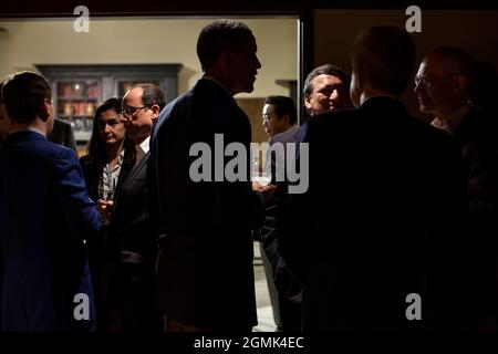 Präsident Barack Obama spricht mit José Manuel Barroso, dem Präsidenten der Europäischen Kommission, dem italienischen Premierminister Mario Monti und dem Präsidenten des Europäischen Rates Herman Van Rompuy während eines Begrüßungsempfangs des G8-Gipfels in der Laurel-Hütte im Camp David, MD., 18. Mai 2012. Der russische Premierminister Dmitri Medwedew und der französische Präsident François Hollande sprechen links zusammen. (Offizielles Foto des Weißen Hauses von Pete Souza) Dieses offizielle Foto des Weißen Hauses wird nur zur Veröffentlichung durch Nachrichtenorganisationen und/oder zum persönlichen Druck durch die Betreffzeile(en) des Fotos zur Verfügung gestellt. Th Stockfoto