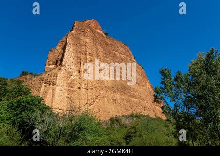 Leuchtendes orangefarbenes Gestein am historischen Goldbergbaugebiet Las Medulas in der Nähe der Stadt Ponferrada in der Provinz Leon, Kastilien und Leon, Spanien. Stockfoto