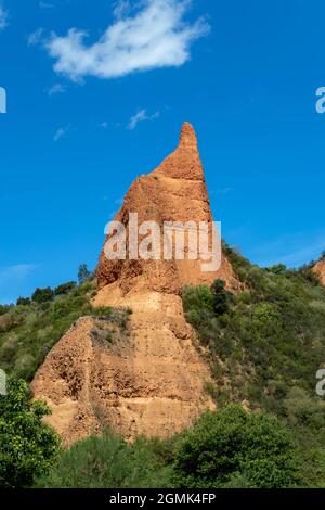 Heller Felsgipfel auf dem historischen Goldbergbaugebiet Las Medulas in der Nähe der Stadt Ponferrada in der Provinz Leon, Kastilien und Leon, Spanien. Stockfoto