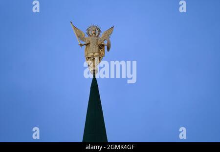 Kiew. Die vergoldete Figur des Erzengels Michael installiert auf Südturm des architektonischen Ensembles des National Reserve Sophia Kievskaya . Stockfoto