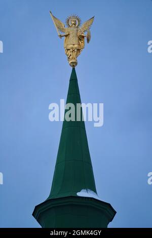 Kiew. Die vergoldete Figur des Erzengels Michael installiert auf Südturm des architektonischen Ensembles des National Reserve Sophia Kievskaya . Stockfoto