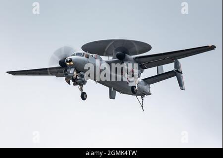 Ein flugzeugfähiges taktisches Frühwarnflugzeug (AEW) der französischen Marine, Northrop Grumman E-2 Hawkeye. Stockfoto