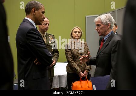 Präsident Barack Obama spricht mit Ryan Crocker, dem US-Botschafter in Afghanistan, vor einem bilateralen Treffen mit dem afghanischen Präsidenten Hamid Karzai während des NATO-Gipfels in Chicago, Illinois, 20. Mai 2012. General John Allen, Commander ISAF/Commander, U.S. Forces - Afghanistan, und Außenministerin Hillary Rodham Clinton hören im Zentrum zu. (Offizielles Foto des Weißen Hauses von Pete Souza) Dieses offizielle Foto des Weißen Hauses wird nur zur Veröffentlichung durch Nachrichtenorganisationen und/oder zum persönlichen Druck durch die Betreffzeile(en) des Fotos zur Verfügung gestellt. Das Foto darf in keiner Form manipuliert werden Stockfoto