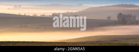 Morgennebel auf den Feldern in Ondrasova, Slowakei. Stockfoto