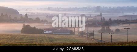 Morgennebel auf den Feldern in Ondrasova, Slowakei. Stockfoto