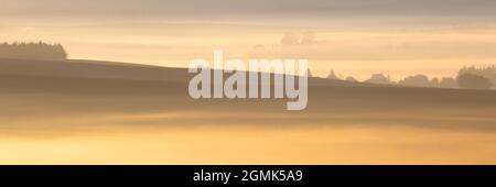 Morgennebel auf den Feldern in Ondrasova, Slowakei. Stockfoto