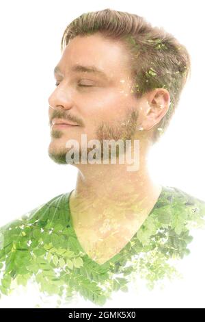 Ein Porträt eines jungen Mannes kombiniert mit grünen Blättern Stockfoto