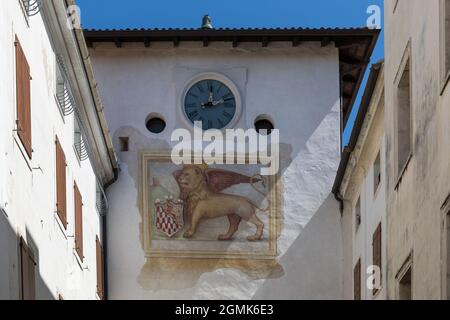 Der Löwe von St. Markus mit dem Wappen der Herren von Spilimbergo auf dem Westturm in Spilimbergo, Friaul Julisch Venetien, Italien Stockfoto