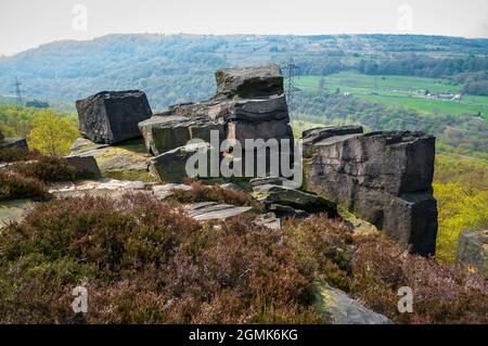 Felsbrocken des Wharncliffe Rock Sandsteins an seinem Ausbiss auf den Wharncliffe Crags, hoch über Deepcar, South Yorkshire Stockfoto