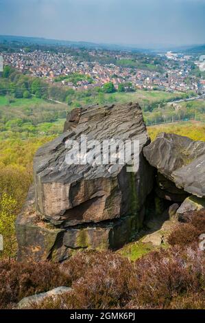 Felsbrocken des Wharncliffe Rock Sandsteins an seinem Ausbiss auf den Wharncliffe Crags, hoch über Deepcar, South Yorkshire Stockfoto