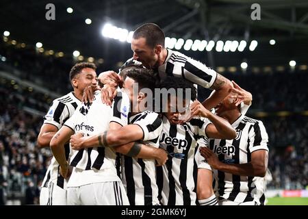 Turin, Italien. 19. September 2021. Alvaro Morata von Juventus FC feiert mit seinen Teamkollegen das Eröffnungstreffer beim Fußballspiel der Serie A zwischen Juventus FC und AC Mailand. Kredit: Nicolò Campo/Alamy Live Nachrichten Stockfoto