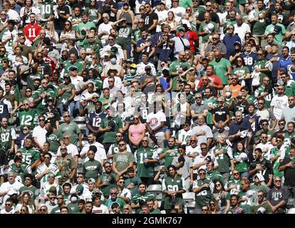 East Rutherford, Usa. September 2021. Fans stehen für die Nationalhymne, bevor die New England Patriots in der 2. Woche der NFL-Saison im MetLife Stadium in East Rutherford, New Jersey, am Sonntag, dem 19. September 2021, die New York Jets spielen. Foto von John Angelillo/UPI Credit: UPI/Alamy Live News Stockfoto