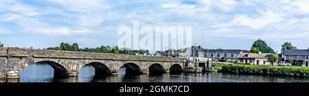 Die fünf gewölbte Brücke über den Fluss Shannon in Rooskey, County Leitrim, Irland. Erbaut 1845 Stockfoto