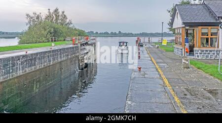 Ein Kanalschiff, das durch Tarmonbarry Lock in der Grafschaft Roscommon am Fluss Shannon fährt. Stockfoto