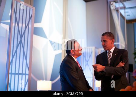 Präsident Barack Obama spricht mit dem pakistanischen Präsidenten Asif Ali Zardari vor einem Treffen mit Staats- und Regierungschefs zu Afghanistan während des NATO-Gipfels in Chicago, Illinois, 21. Mai 2012. (Offizielles Foto des Weißen Hauses von Pete Souza) Dieses offizielle Foto des Weißen Hauses wird nur zur Veröffentlichung durch Nachrichtenorganisationen und/oder zum persönlichen Druck durch die Betreffzeile(en) des Fotos zur Verfügung gestellt. Das Foto darf in keiner Weise manipuliert werden und darf nicht in kommerziellen oder politischen Materialien, Anzeigen, E-Mails, Produkten, Werbeaktionen verwendet werden, die in irgendeiner Weise eine Genehmigung oder eine Genehmigung vorschlagen Stockfoto