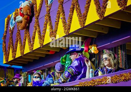 Mardi Gras Nachtschwärmer reiten auf einem Mardi Gras Festwagen während der Joe Cain Day Mardi Gras Parade, 26. Februar 2017, in Mobile, Alabama. Stockfoto