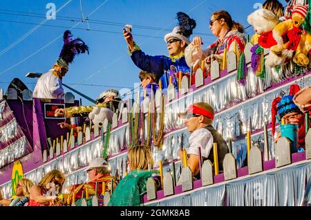 Die Nachtschwärmer von Mardi Gras reiten auf einem Festwagen während der Mardi Gras Parade am Joe Cain Day, 26. Februar 2017, in Mobile, Alabama. Stockfoto