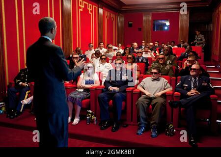 Präsident Barack Obama begrüßt Dienstmitglieder und ihre Familien zur Vorführung von Men in Black 3 im Weißen Haus Family Theatre am 25. Mai 2012. (Offizielles Foto des Weißen Hauses von Pete Souza) Dieses offizielle Foto des Weißen Hauses wird nur zur Veröffentlichung durch Nachrichtenorganisationen und/oder zum persönlichen Druck durch die Betreffzeile(en) des Fotos zur Verfügung gestellt. Das Foto darf in keiner Weise manipuliert werden und darf nicht in kommerziellen oder politischen Materialien, Anzeigen, E-Mails, Produkten oder Werbeaktionen verwendet werden, die in irgendeiner Weise die Zustimmung oder Billigung des Präsidenten, der First Famil, suggerieren Stockfoto