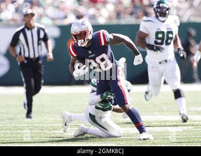 East Rutherford, Usa. September 2021. New England Patriots James White trägt den Fußball im zweiten Quartal gegen die New York Jets in der Woche 2 der NFL-Saison im MetLife Stadium in East Rutherford, New Jersey am Sonntag, 19. September 2021. Foto von John Angelillo/UPI Credit: UPI/Alamy Live News Stockfoto