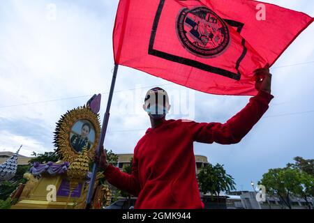 Bangkok, Thailand. September 2021. Ein Protestler hält während der Demonstration eine Flagge.Demonstranten aus dem Roten Hemd sammeln einen Automob von der Kreuzung Asok zum Demokratie-Denkmal, um den Rücktritt von Prayut Chan-O-Cha, dem Premierminister von Thailand, zu fordern. Kredit: SOPA Images Limited/Alamy Live Nachrichten Stockfoto