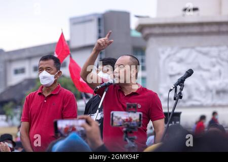 Bangkok, Thailand. September 2021. Nattawut Saikua spricht während der Demonstration.Demonstranten der Roten Trikot sammeln einen Automob von der Kreuzung Asok zum Demokratie-Denkmal, um den Rücktritt von Prayut Chan-O-Cha, dem Premierminister von Thailand, zu fordern. Kredit: SOPA Images Limited/Alamy Live Nachrichten Stockfoto