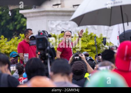 Bangkok, Thailand. September 2021. Nattawut Saikua spricht während der Demonstration.Demonstranten der Roten Trikot sammeln einen Automob von der Kreuzung Asok zum Demokratie-Denkmal, um den Rücktritt von Prayut Chan-O-Cha, dem Premierminister von Thailand, zu fordern. Kredit: SOPA Images Limited/Alamy Live Nachrichten Stockfoto