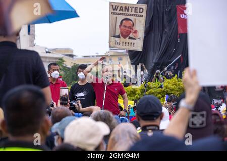 Bangkok, Thailand. September 2021. Nattawut Saikua spricht während der Demonstration.Demonstranten der Roten Trikot sammeln einen Automob von der Kreuzung Asok zum Demokratie-Denkmal, um den Rücktritt von Prayut Chan-O-Cha, dem Premierminister von Thailand, zu fordern. Kredit: SOPA Images Limited/Alamy Live Nachrichten Stockfoto